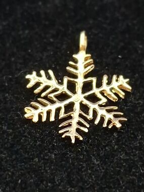 14K Gold Snowflake Pendant Necklace - Women Jewelry